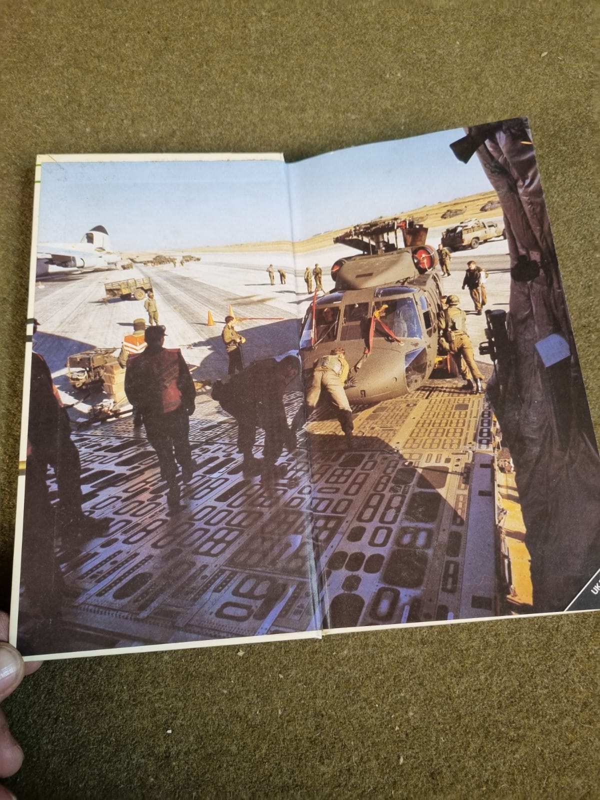 GBR LIVRO MILITARY HELICOPTERS SALAMANDER BOOKS - Imagem 9